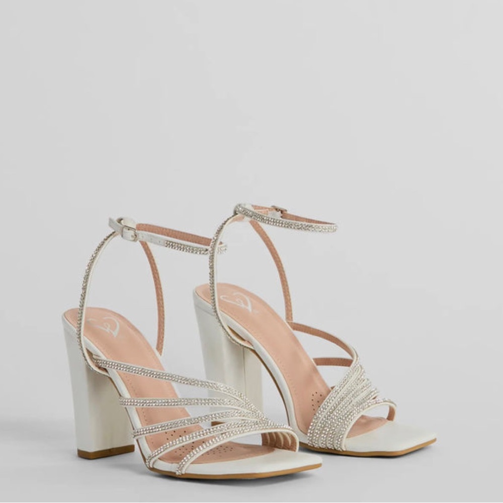 Ready To Party Rhinestone Strappy Metallic Block Heels shoes 🤍✨ Sz 8.5